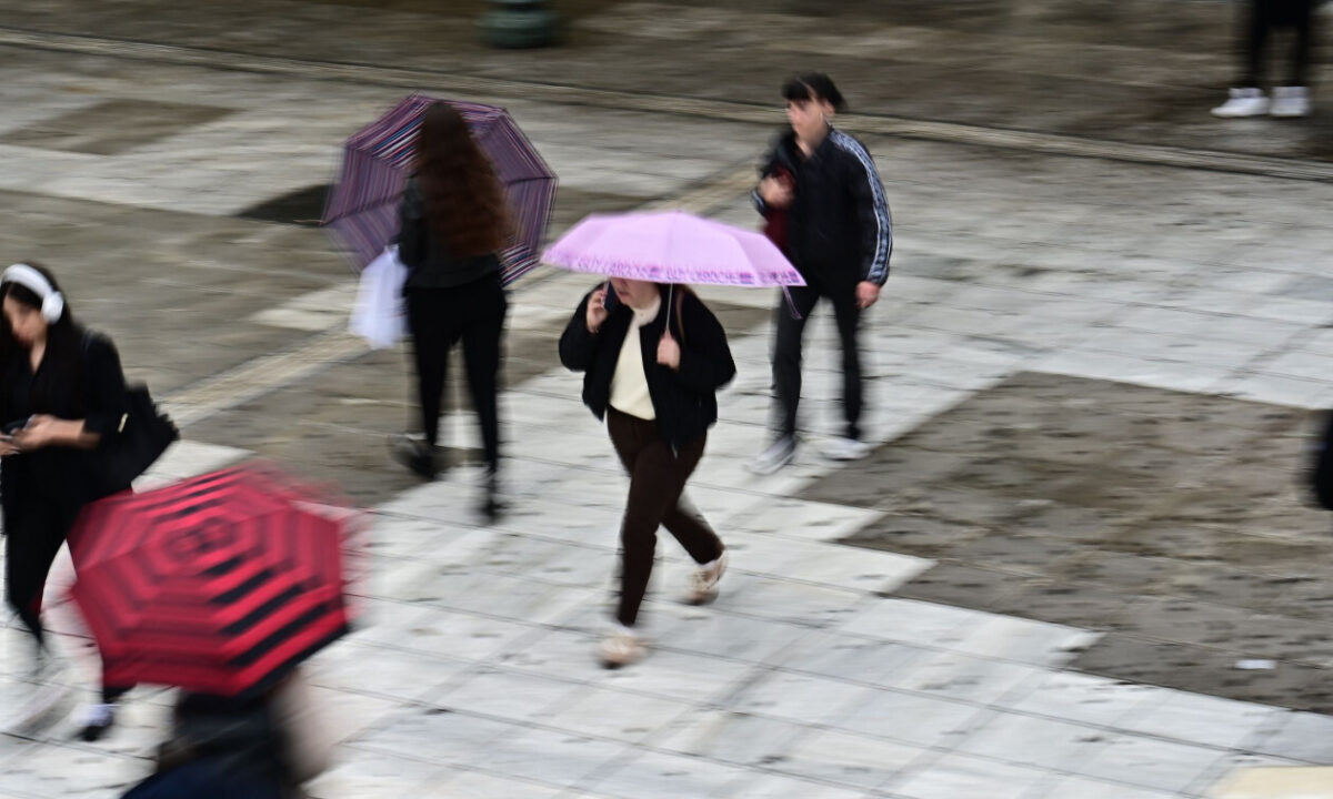ΕΚΤΑΚΤΟ ΑΝΑΚΟΙΝΩΘΕΝ ΚΑΙΡΟΥ: ΕΡΧΟΝΤΑΙ ΙΣΧΥΡΕΣ ΒΡΟΧΕΣ ΤΙΣ ΕΠΟΜΕΝΕΣ ΩΡΕΣ – ΟΙ ΠΕΡΙΟΧΕΣ ΠΟΥ ΘΑ «ΠΝΙΓΟΥΝ»