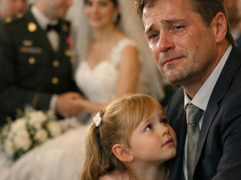 Πέντε χρόνια μετά τον θάνατο της γυναίκας μου, πήρα την κόρη μου στον γάμο ενός παιδικού μου φίλου και όταν είδα τη νύφη, εκείνη με ρώτησε: «Μπαμπά, γιατί κλαις;»