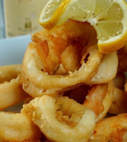 Τα καλαμαράκια σαν της ταβέρνας – τραγανά απ’ έξω και μελωμένα μέσα