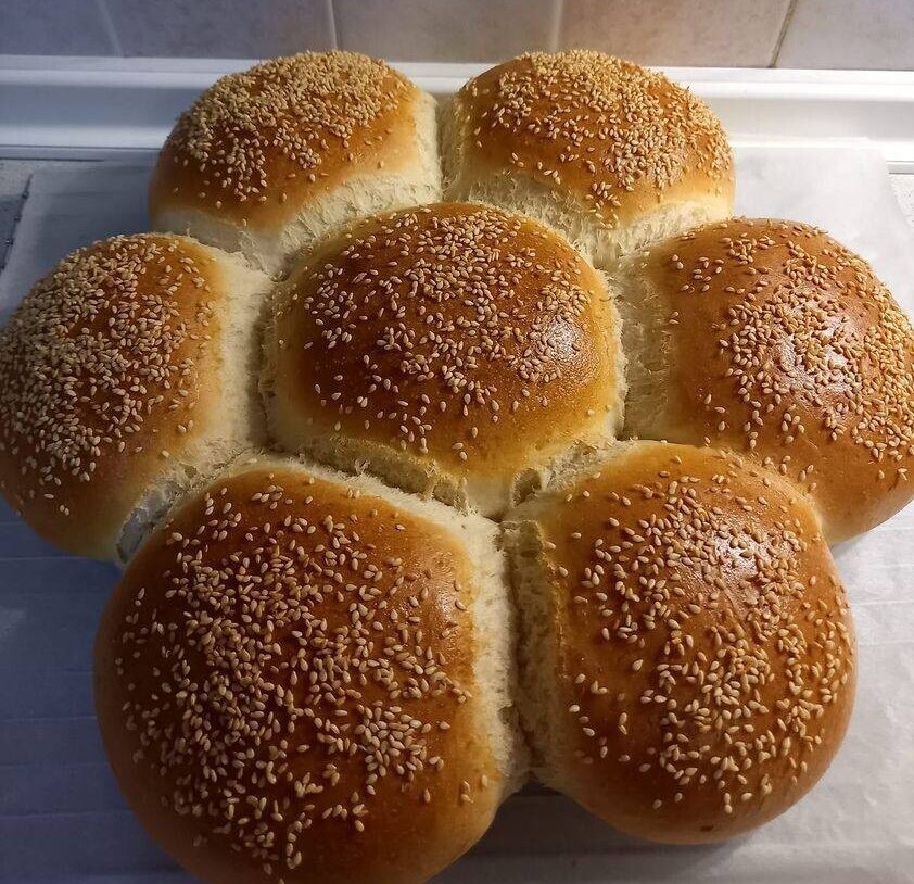 Αφράτο ψωμί “μαργαρίτα” που μοσχοβολά μόλις βγει από τον φούρνο