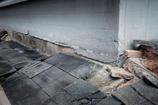 ΣΥΜΒΑΙΝΕΙ ΤΩΡΑ: Σε εξέλιξη καθίζηση, ολόκληρη η περιοχή «σκίζεται» στα δύο, Ρωγμές σε σπίτια – Κατάσταση έκτακτης ανάγκης & σκηνές αποκάλυψης