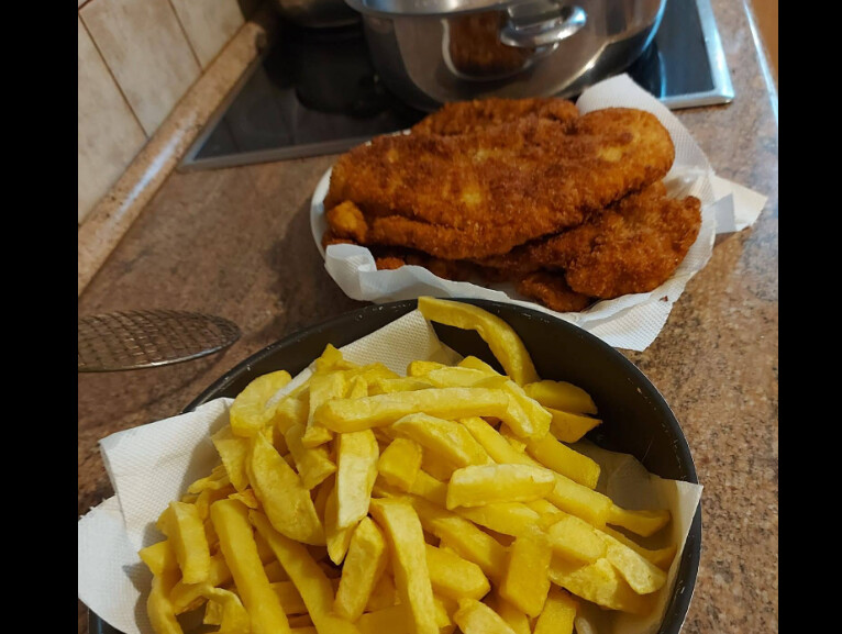 Το απόλυτο οικογενειακό πιάτο! Τραγανό σνίτσελ με χρυσαφένιες πατάτες & δροσερό ταμπουλέ που λατρεύουν όλοι