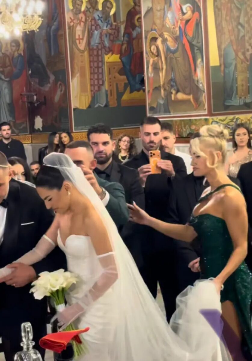 Σούσουpo με τον σύντροφο της Ιωάννας Τούνη στον γάμο: Τι έκανε ενώ πάντρευε την κολλητή της