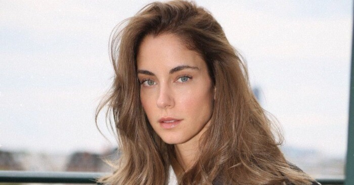 Λευκή, ήρεμη και απόλυτα συγκεντρωμένη — Η νέα εικόνα της Δούκισσας Νομικού που τράβηξε όλα τα βλέμματα