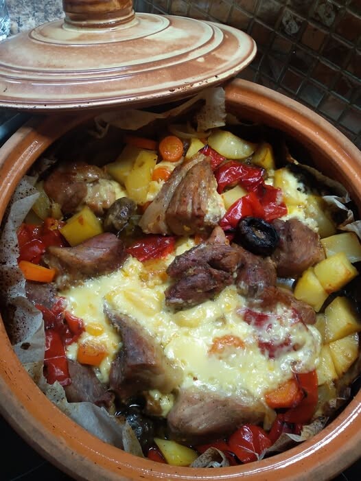 Εξοχικό στο πήλινο με χοιρινό και λαχανικά, ζουμερό και εύκολο φαγητό φούρνου με τέλεια κρούστα τυριού
