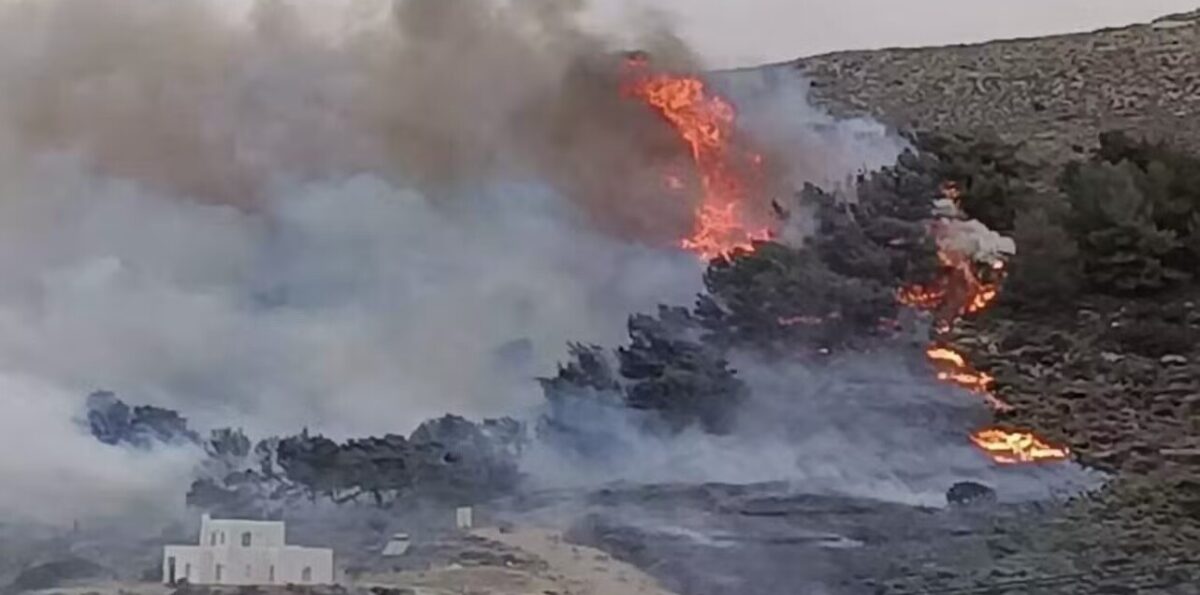 Μεγάλη φωτιά στην Πάρο – Απομακρύνονται οι κάτοικοι