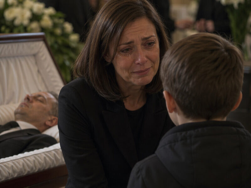 Στην κηδεία του συζύγου μου, ένας έφηβος που δεν είχα ξαναδεί ποτέ πλησίασε και μου ψιθύρισε: «Μου υποσχέθηκε ότι θα με φροντίζατε»