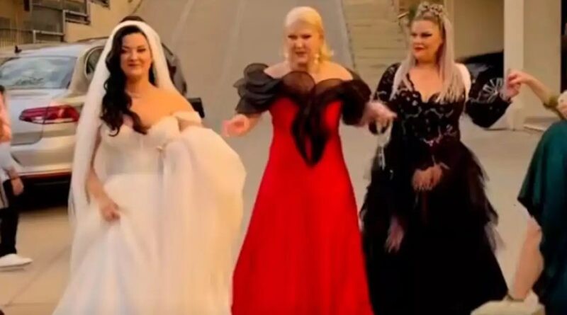 Η Χαρά Βέρρα πάντρεψε την κόρη της και βάφτισε τον εγγονό της – Βίντεο με το παραδοσιακό γλέντι που ακολούθησε