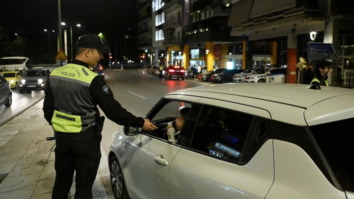 ΤΣΙΛΙΑΔΟΡΟΙ ΠΡΟΕΙΔΟΠΟΙΟΥΝ ΟΔΗΓΟΥΣ ΓΙΑ ΑΛΚΟΤΕΣΤ ΚΑΙ ΜΕ 20 ΕΥΡΩ ΠΕΡΝΟΥΝ ΤΑ ΑΥΤΟΚΙΝΗΤΑ ΑΠΟ ΤΑ ΜΠΛΟΚΑ
