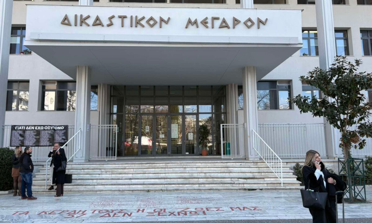 Έκτακτο: Λιποθύμησε η πρόεδρος της δίκης για τα βίντεο των Τεμπών – Τι έχει συμβεί