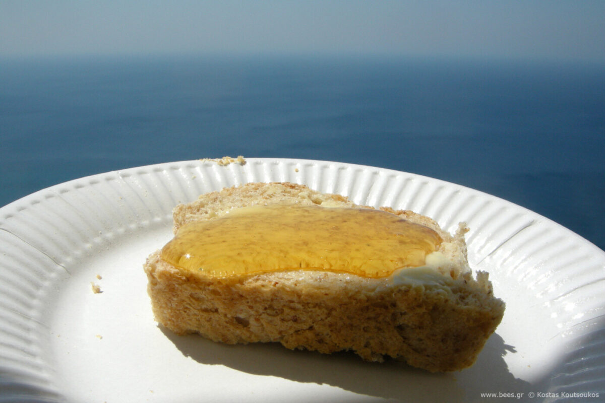 Παραμονή Πρωτοχρονιάς αλείψτε μια φέτα ψωμί με μέλι : Το τελετουργικό για καλή τύχη και αφθονία που λίγοι ξέρουν