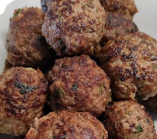 Οι πιο ζουμεροί κεφτέδες της γιαγιάς – Το μυστικό υλικό που τους κάνει ακαταμάχητους!