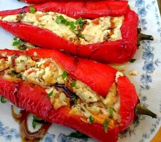 Πιπεριές Φλωρίνης γεμιστές με τυριά στο φούρνο