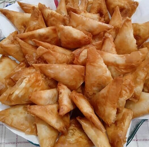 Τα πιο λαχταριστά τυροπιτάκια με ανθότυρο – Τηγανητά, τραγανά και με μέλι!