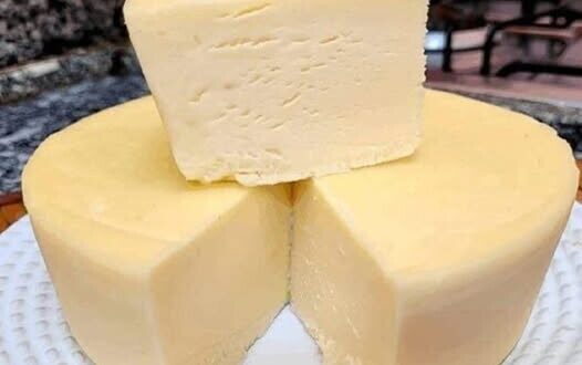 Σπιτικό τυρί σε 15 λεπτά – Με γάλα και ξύδι ο αποτέλεσμα είναι ένα απαλό, κρεμώδες τυρί που μπορείς να απολαύσεις σε κάθε γεύμα.