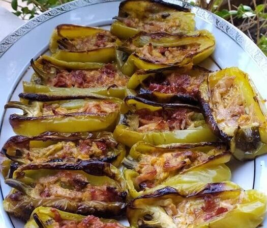 Οι πιο λαχταριστές γεμιστές πιπεριές με μπέικον και πέστο – Μόλις βγουν από τον φούρνο εξαφανίζονται!