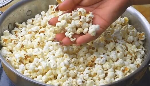 Πώς να φτιάξετε ποπ κορν καραμελέ σαν σινεμά – ένα απλό κόλπο που κάνει τεράστια διαφορά