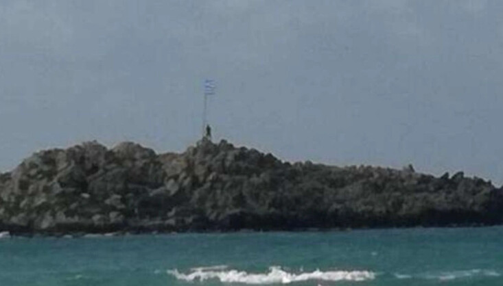 Λεβέντης Κρητικός κολυμπά μέχρι την απέναντι βραχονησίδα για να βάλει την ελληνική σημαία: «Στη μνήμη όσων αγωνίστηκαν»