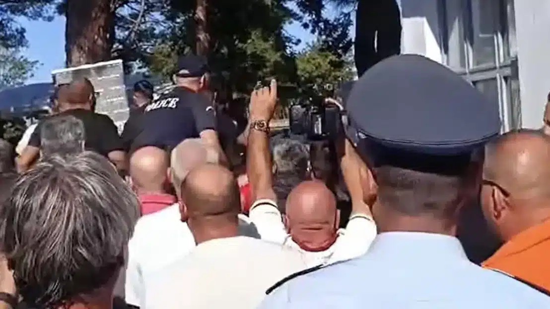 Παραλίγο να πλακώσουν στο ξύλο τον Υφυπουργό Αγροτικής Ανάπτυξης – Τον φυγαδεύτηκε για να τον γλιτώσουν