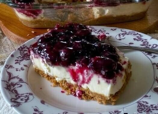 Εύκολο cheesecake με βατόμουρα: Κρεμώδες, δροσερό και εντυπωσιακό