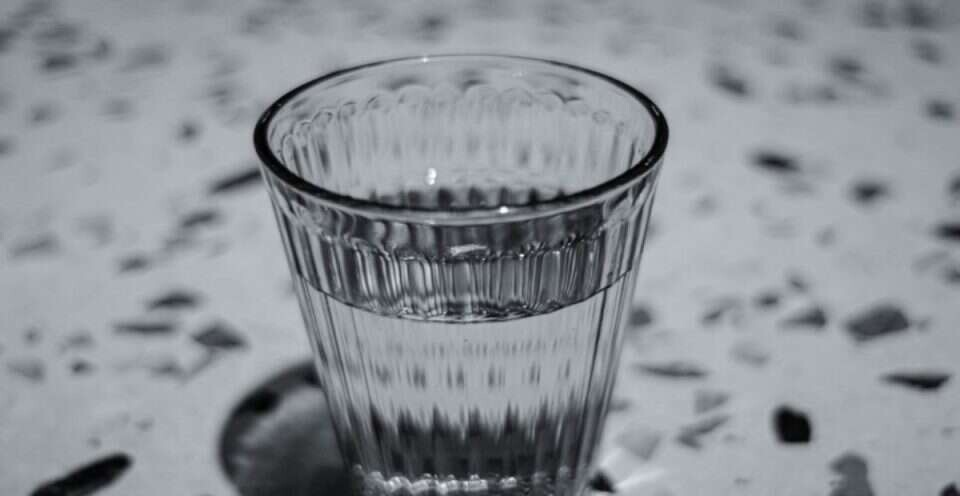Σταματήστε το τώρα: Γιατί δεν πρέπει να πίνετε νερό από το ποτήρι που αφήσατε τη νύχτα δίπλα σας