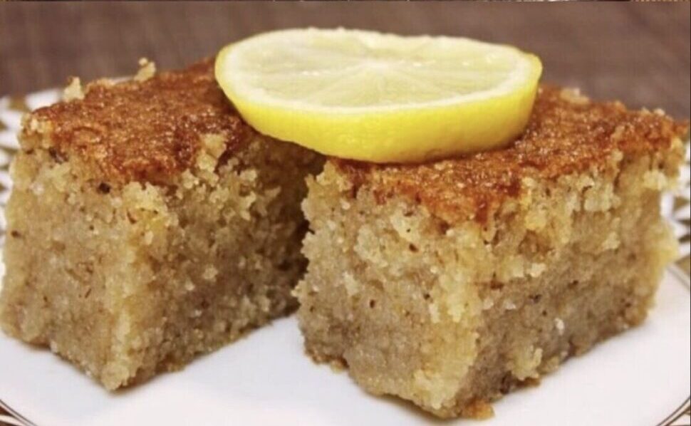 Γρήγορο και ζουμερό σιροπιαστό κέικ με καρύδια – λιώνει στο στόμα