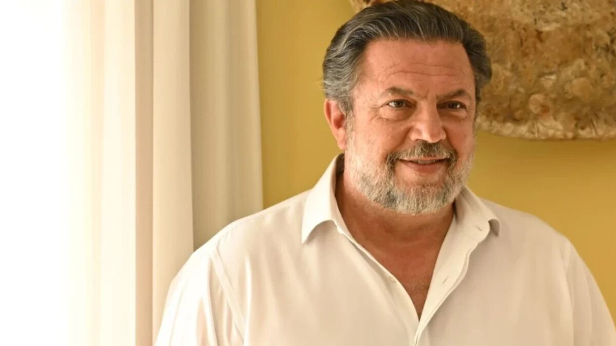 Ο Θεόφιλος σε Kpiσιμn κατάσταση μετά από Tpoxαio