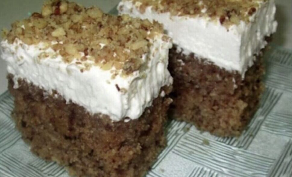 Το πιο ζουμερό σιροπιαστό κέικ με σιμιγδάλι και καρύδια – λιώνει στο στόμα