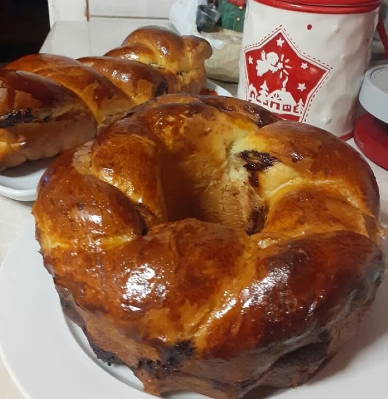 Σιροπιαστά τσουρέκια με σοκολάτα – Εύκολη συνταγή χωρίς μίξερ