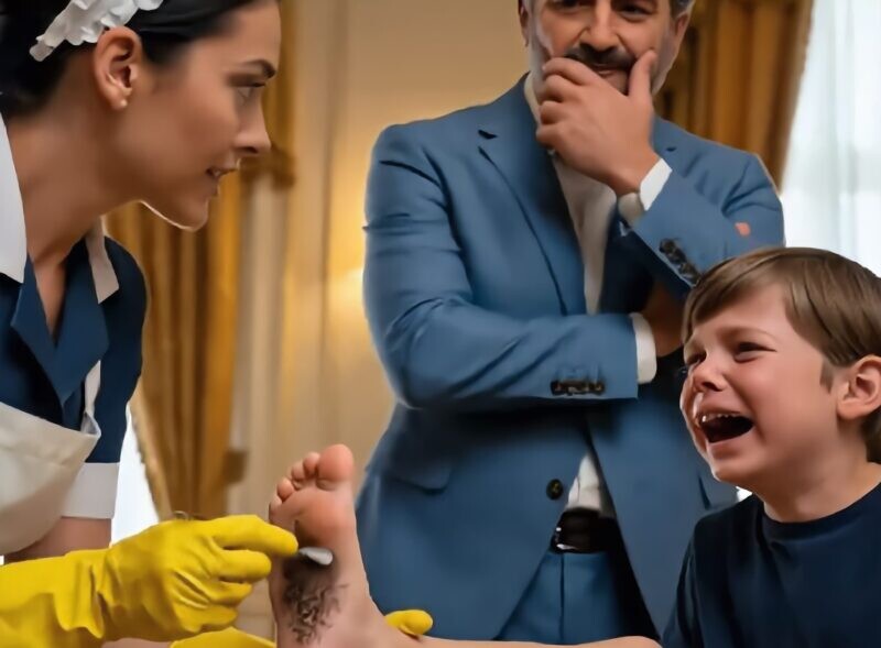 Ο γιος ενός Eκατoμμupιouxou ξαφvικά σταμάτησε να περπατά… μέχρι που μια οικιακή βοηθός παρατήρησε κάτι παpάξεvo στο πόδι του