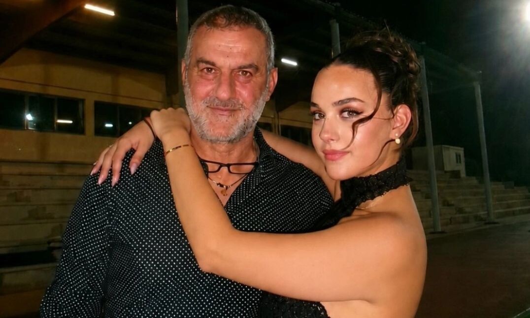 Συγκινεί η Βικτώρια Δέλλα μετά την αποφοίτησή της: «Μαμά μου, μπορεί να μη σε κρατούσα από το χέρι…»