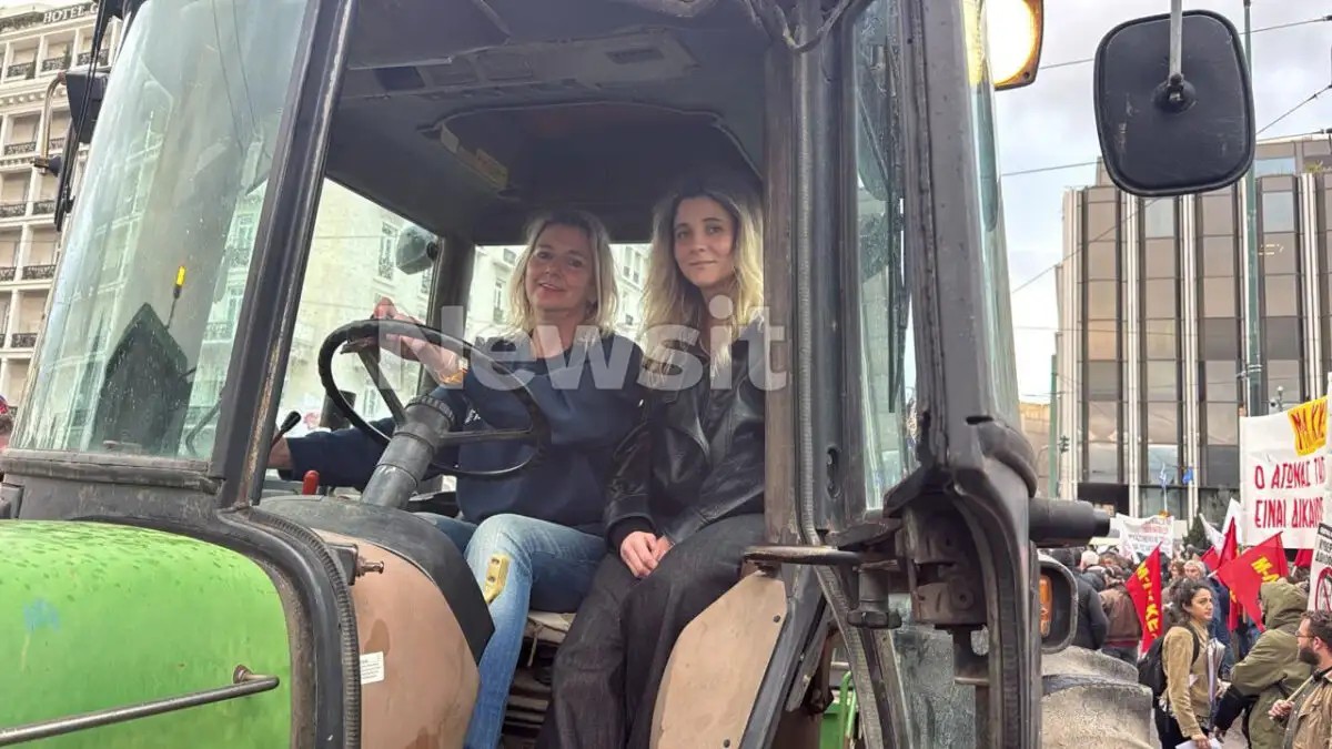 Οι αγρότισσες που «Eκλεψαv» την παράσταση με το τρακτέρ τους στο Σύνταγμα