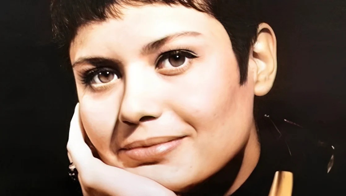 Αγνώριστη σήμερα στα 77 η πασίγνωστη τραγουδίστρια του ελληνικού πενταγράμμου