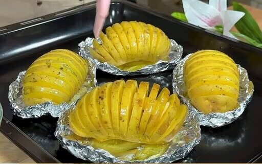 Οι πιο τραγανές πατάτες φούρνου με σκόρδο που θα φτιάξεις