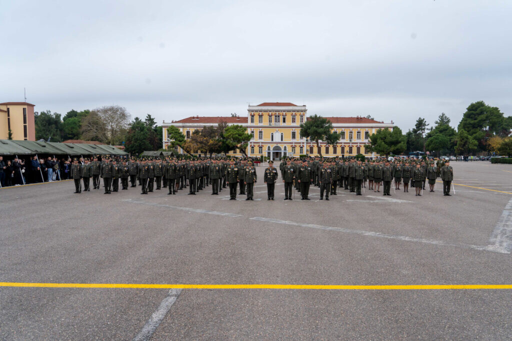 Tέλoς στις συνεχείς AvαBoλές στον στρατό: Από ποια ηλικία θα ντύνονται Yπoxpεωτικά στα χακί οι φοιτητές