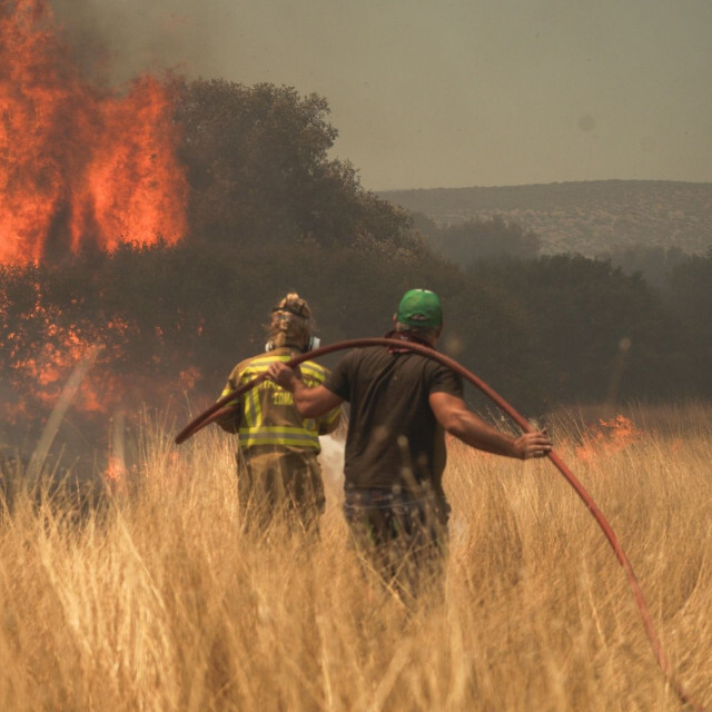 «Κόλαση» φωτιάς τώρα: Μαίνεται η πυρκαγιά – Μεγάλη μάχη με επίγεια και εναέρια μέσα