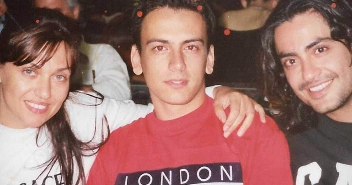 Δεν θα πıστέψετε ποıος είναι ο νεαρóς που ποζάρει ανάμεσα από τη Γαρμπή και τον Σχοινά