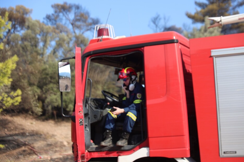Έκτακτο: Μεγάλη φωτιά τώρα κοντά σε σπίτια – Θυελλώδεις άνεμοι στην περιοχή