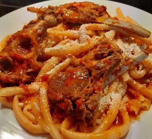 Κατσικάκι με χοντρά μακαρόνια που δεν προλαβαίνεις να σερβίρεις