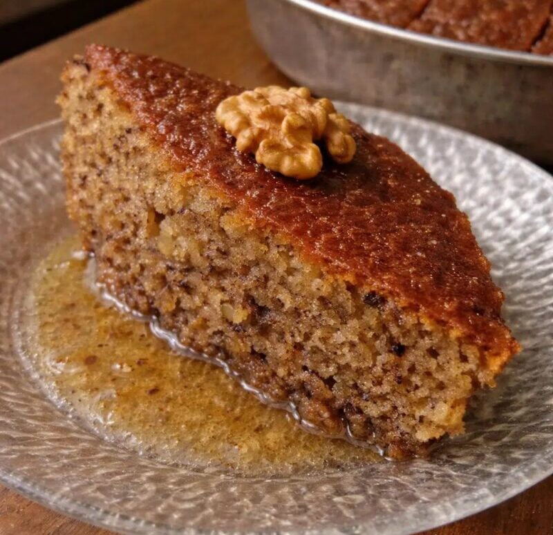 Η πιο αφράτη καρυδόπιτα με σιρόπι – Κόβεται τέλεια και λιώνει στο στόμα!