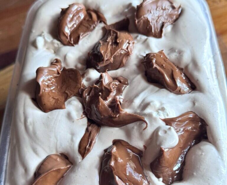 Το πιο εύκολο παγωτό με 4 υλικά που τρελαίνει μικρούς και μεγάλους