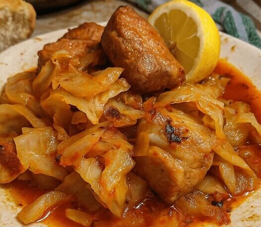 Το χοιρινό με λάχανο που θυμίζει μαμά και… δεν μένει σταγόνα