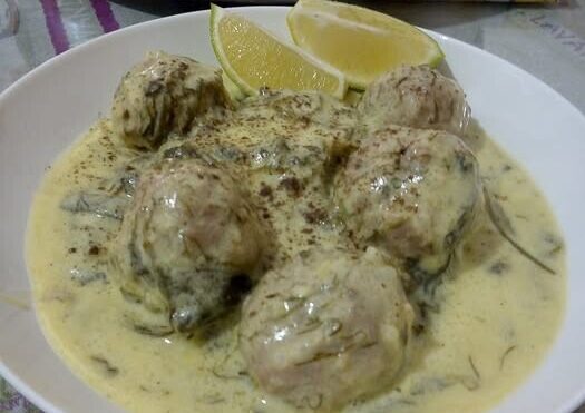 Γιουβαρλάκια φρικασέ με άγρια χόρτα – παραδοσιακή συνταγή