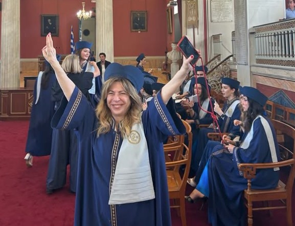 «Μπαμπά, πήρα πτυχίο!»: Η Δήμητρα Παπαδοπούλου ολοκλήρωσε τις σπουδές της