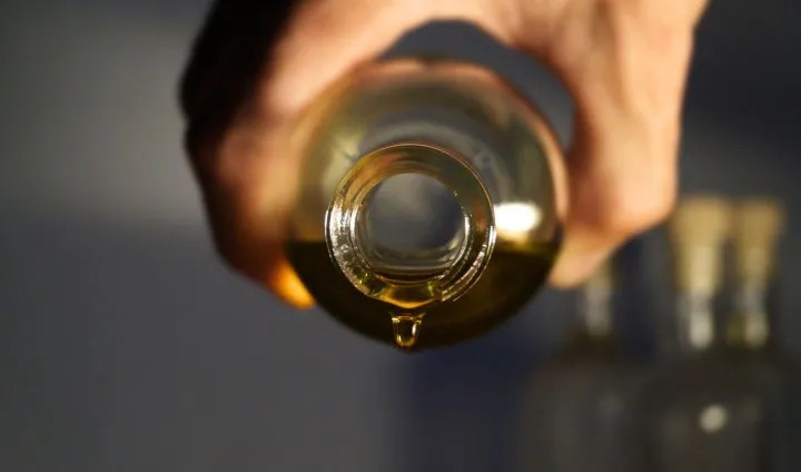 Μπλόκαραν 6 λίτρα λάδι σε τουρίστα στο αεροδρόμιο