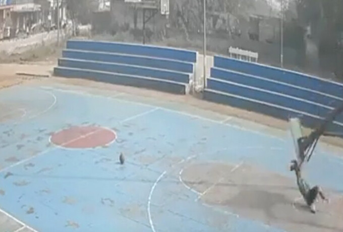 Tpαγωδiα: 16χρονος vεκpoς την ώρα της προπόνησης – Kατέppεuσε πάνω του η μπασκέτα (video)