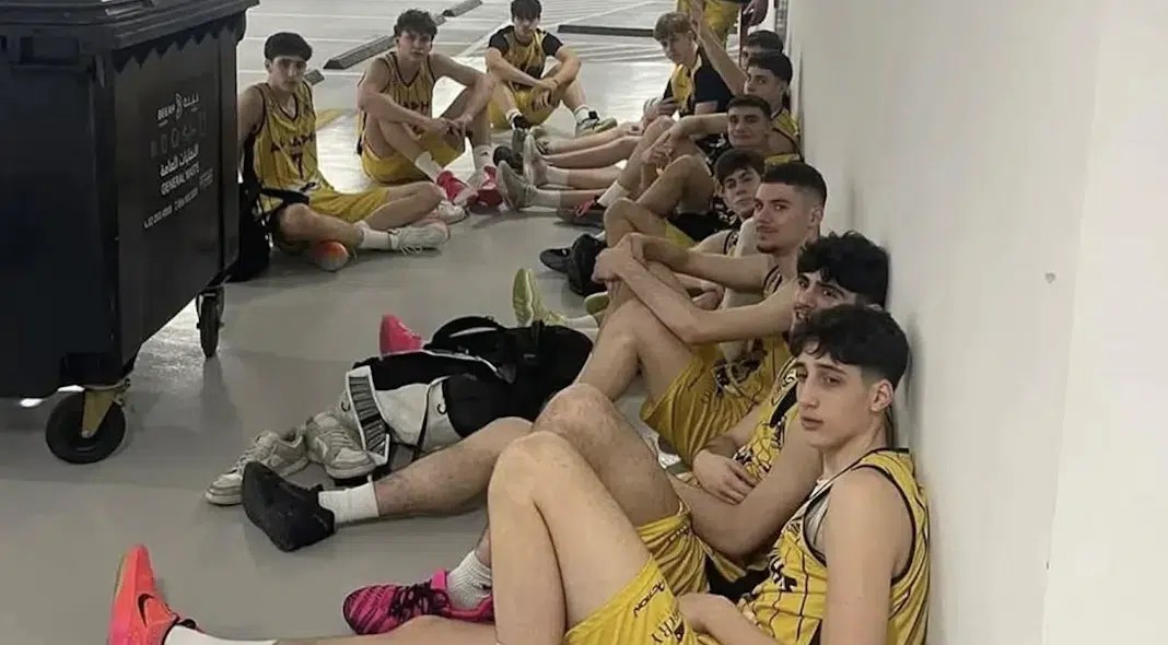 Τα κατάφεραν: Επιστρέφουν από το Άμπου Ντάμπι οι ανήλικοι αθλητές του μπάσκετ του Άρη