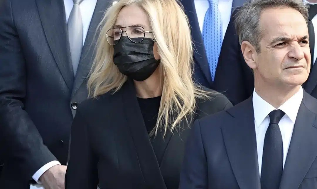 Με χοντρούς επιδέσμους η Μαρέβα Μητσοτάκη μετά το διπλό χειρουργείο