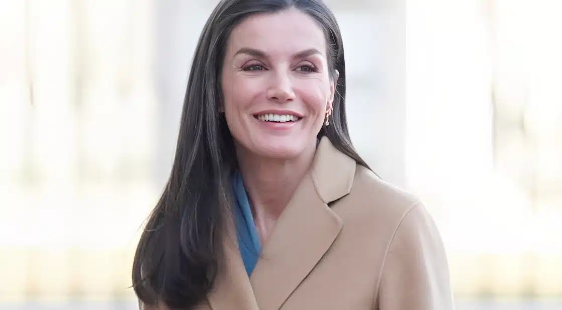 Ξέχνα το φουσκωτό μπουφάν: Το μάλλινο παλτό των Zara που ξεχωρίζει τον φετινό χειμώνα με τον «κόμπο Λετίθια»