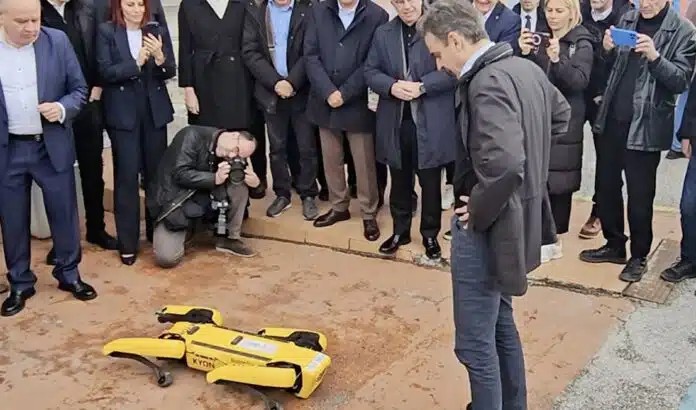 Χαμός με το βίντεο όπου ο Μητοστάκης μιλάει με σκύλο-ρομπότ